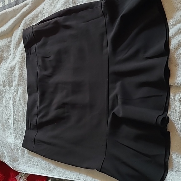 Women's skirt size 12 black lined. No signs of wear, rarely worn. - Picture 7 of 7